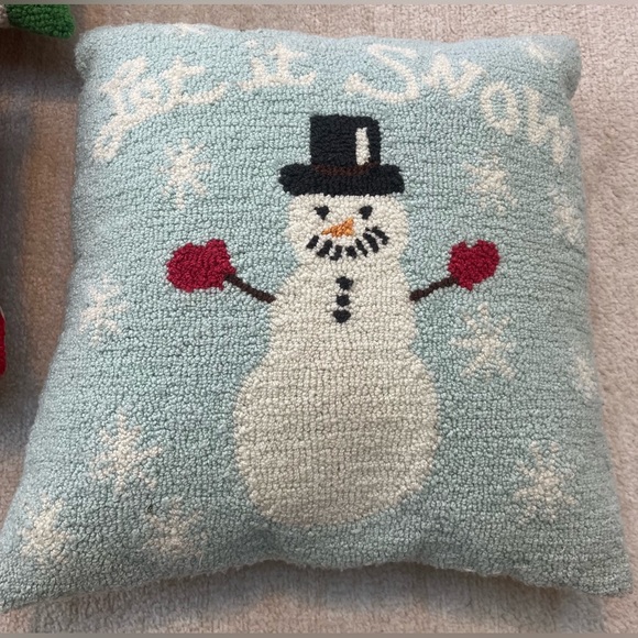 BUNDLE OF (5) HANDMADE WOOL HOOKED CHRISTMAS PILLOWS - Picture 3 of 8